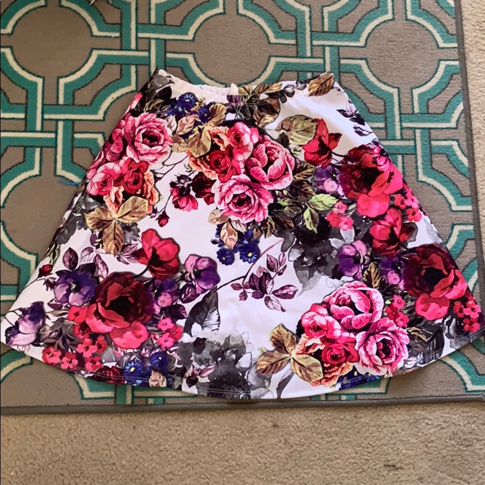Beautiful floral flare skirt Sz L